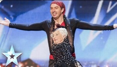 Şoc la Britain's Got Talent: O bunicuţă de 79 de ani dansează salsa cu acrobaţii (VIDEO)